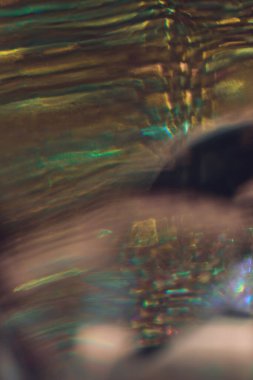 Açık arkaplanda farklı renkte apsdtracte ışıkları olan desen.