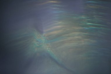 Açık arkaplanda farklı renkte apsdtracte ışıkları olan desen