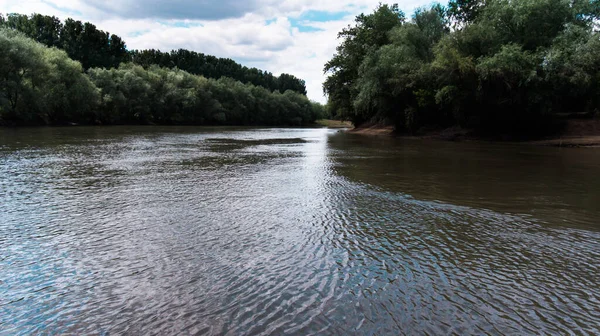 Tekoucí voda z řeky Dněster — Stock fotografie