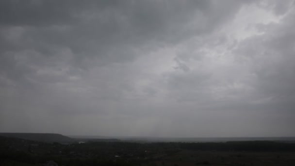 На похмуре літнє небо приходить дощ — стокове відео