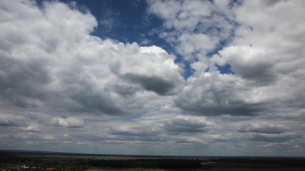 Облака, выдуваемые ветром на высокой скорости — стоковое видео