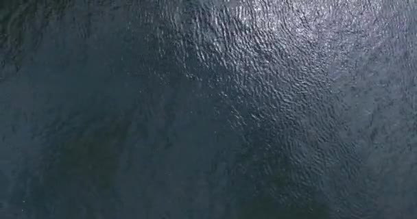 Des vagues fluviales balayées par le vent sous le soleil 