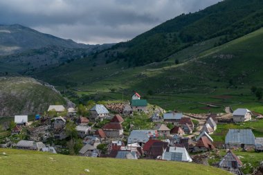 Lukomir, Bosna-Hersek. Bjelasnica Dağı 'ndaki Lukomir köyünde güneşli bir yaz günü.