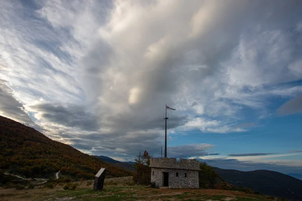 Windy Καιρικές Συνθήκες Ορεινό Τοπίο Δέντρο — Φωτογραφία Αρχείου