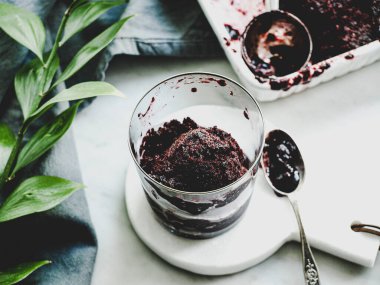 Böğürtlen şerbeti beyaz arkaplan fotoğrafının üst görünümü