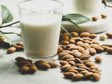 Bir fincan ev yapımı badem sütü.