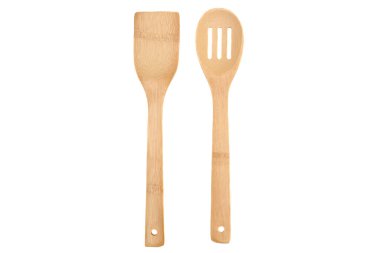 Ahşap mutfak kaşığı ve beyaz arka plan manzaralı spatula.