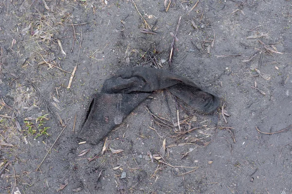 地面に汚れて古い靴下を投げました 環境汚染 生態系 — ストック写真