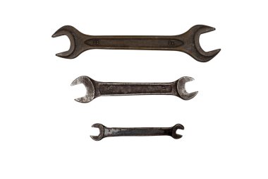 beyaz arkaplanda izole edilmiş farklı boyut anahtarlar