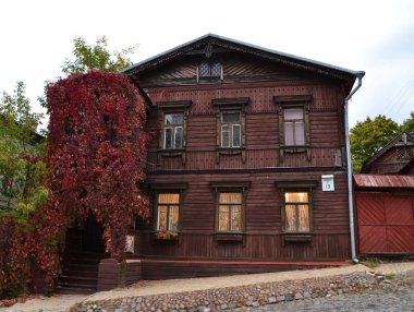 Sonbaharda Kyiv 'deki Andrew' s Descent 'te eski ahşap ev cephesi