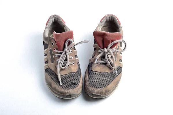 Sepasang Sepatu Kotor Tua Yang Dipakai Terisolasi Pada Latar Belakang — Stok Foto