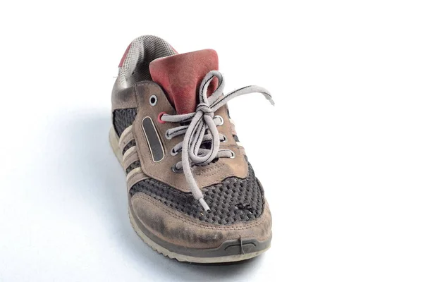 Sneaker Kotor Lama Diisolasi Pada Latar Belakang Putih — Stok Foto