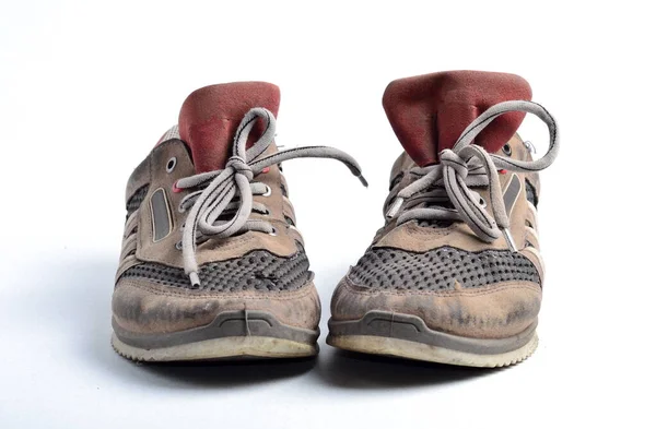 Pasangan Sepatu Kotor Lama Yang Dipakai Terisolasi Pada Latar Belakang — Stok Foto