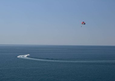 Deniz ve gökyüzünün arka planında deniz kenarı paraşütleri