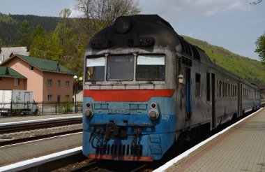 Tren istasyonundaki eski mavi dizel tren.