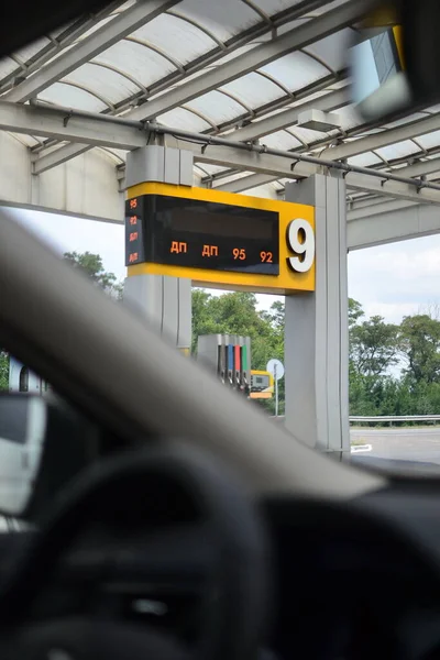 Pohled Okna Vozu Výsledkové Tabuli Nad Palivovými Čerpadly Čerpací Stanice — Stock fotografie