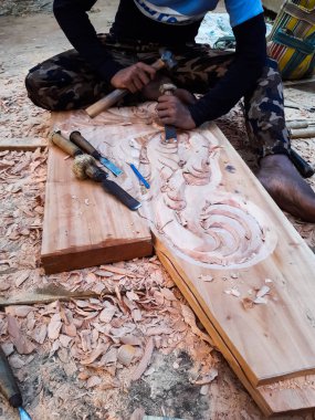 Gündüz vakti tahta üzerine tasarım yapmak..