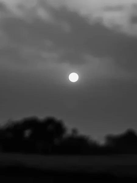 Weiß-schwarzes Bild des Himmels mit Wolken bei Sonnenuntergang. — Stockfoto