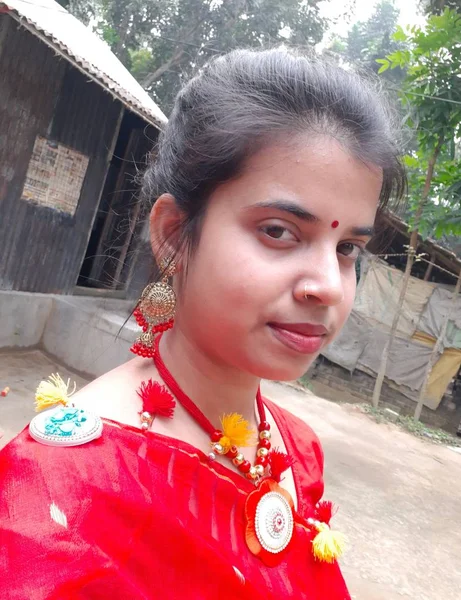 India niñas de aldea en vestido rojo y casa de pueblo . —  Fotos de Stock