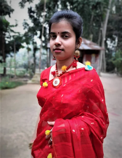 Indická vesnice dívky v červených šatech . — Stock fotografie