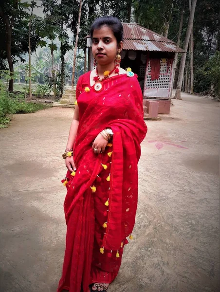 Filles du village indien en robe rouge . — Photo