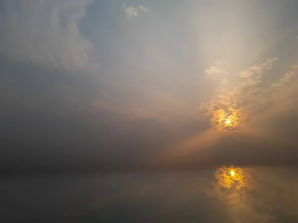 日没時雲の空と太陽の反射と空の銀の色 — ストック写真