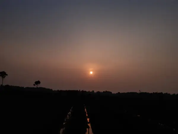 Pôr Sol Ambiente Aldeia Indiana Luz Solar Nuvens Céu Azul — Fotografia de Stock