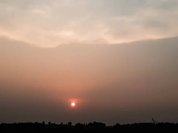 日落时分的印度村庄环境和农田 白云和阳光 — 图库照片