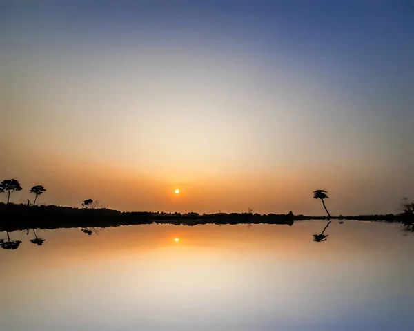 Indische Umgebung Bei Sonnenuntergang Und Reflexion Sonnenlicht Und Schöner Himmel — Stockfoto