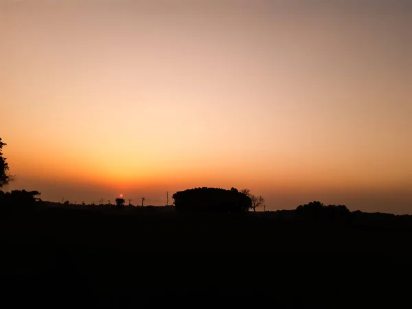 夕日の時間と美しい空でインドの村の農業の土地 — ストック写真