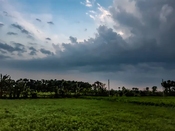 Ackerland Und Sonnenlicht Ländlichen Indien Bei Sonnenuntergang Bilder Schwarzer Wolken — Stockfoto