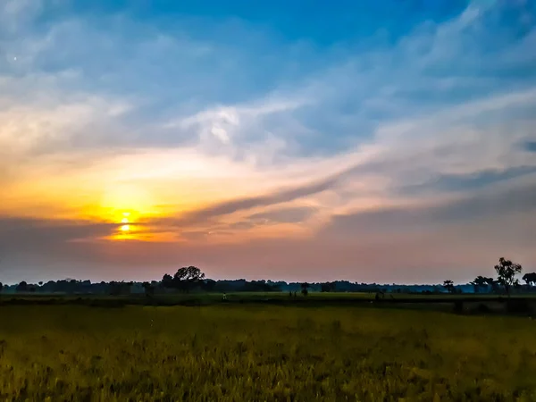 Terras Agrícolas Indianas Sol Colorido Pôr Sol Nuvens Brancas Céu — Fotografia de Stock