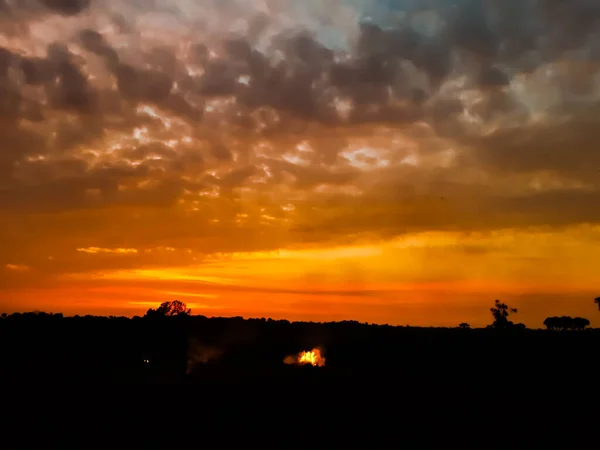 저녁이 인도의 환경은 아래푸른 하늘의 변하고 들판에 불이붙었습니다 — 스톡 사진