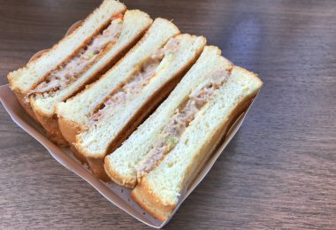 Sandviç ekmeği ızgara orkinos ile büyük parça. Tayland sokak f