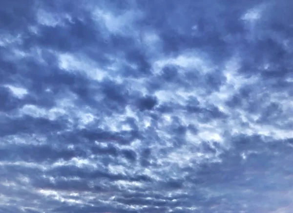 Cielo nuvoloso prima dell'alba . — Foto Stock