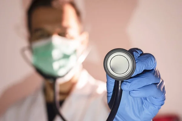 Médico Segurando Estetoscópio Mão Para Monitorar Respiração Paciente — Fotografia de Stock