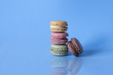 Mavi arka planda leziz renkli badem kurabiyesi..