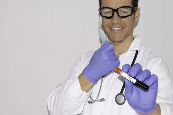 Концепція Кінця Коронавірусу Ліки Вакцина Щасливий Лікар Знімає Маску Негативним — стокове фото