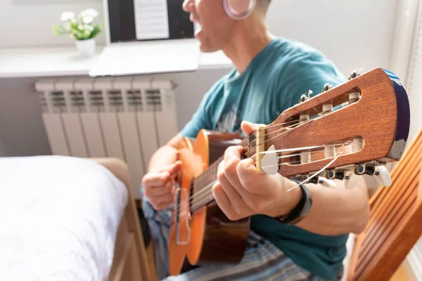 Homme Peu Concentré Jouant Guitare Chantant Tout Apprenant Musique Ligne — Photo