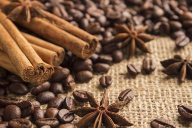 Kırsal tarzda. Aromatik kahve çekirdekleri ve baharatlar