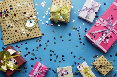 mavi arkaplanda birkaç kağıt hediye kutusu