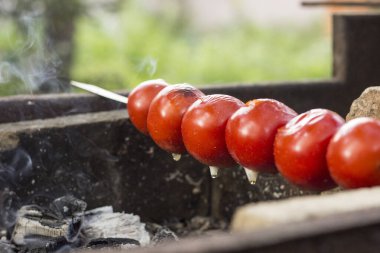 Büyük kırmızı domatesli şişler.