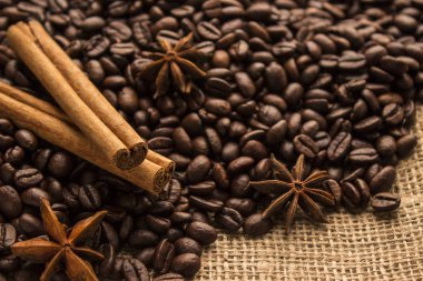 Tarçınlı kahve çekirdekleri ve çuval bezeli anason.