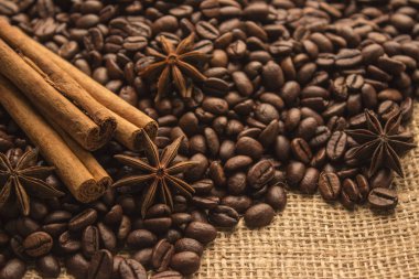 Tarçınlı kahve çekirdekleri ve çuval bezeli anason.
