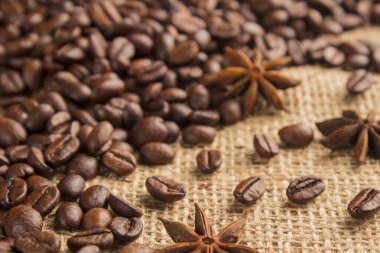 Çuval bezeli kahverengi kahve çekirdekleri.