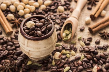 Tarçınlı kahve çekirdekleri, anason ve fındık