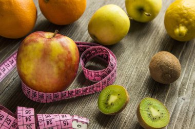 farklı meyveler ve ölçü bantları sağlıklı yaşam tarzı anlamına gelir.