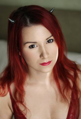 Şeytan boynuzu portre ile genç Kızıl saçlı kadın