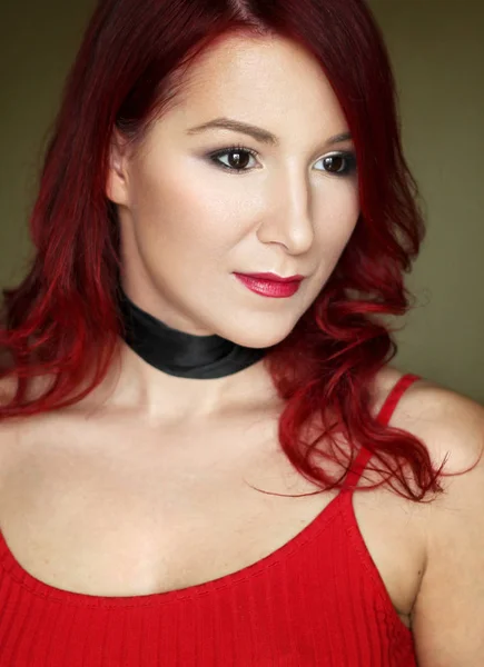 Piros felső fekete szalaggal, a nyakon a fiatal vöröshajú nő — Stock Fotó