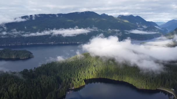 British Columbia Lago Sasamat Com Nuvens Vista Para Braço Indiano — Vídeo de Stock